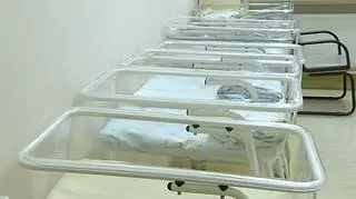 Kobieta doczekała się cesarki po trzech dniach. Dla dziecka było za późno 