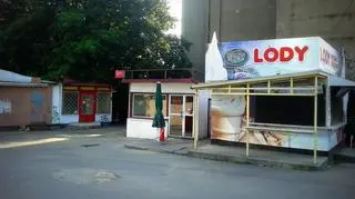 Budki przy ul. Półwiejskiej od lat szpeciły miasto