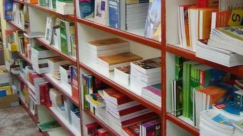Przegląd prasy: Z drogich podręczników opłacają dyrektorskie bankiety