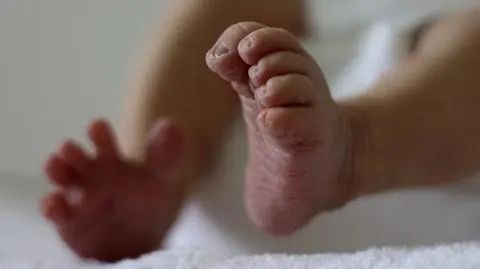 Martwe niemowlę w łóżku rodziców