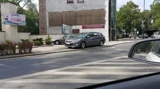 Wiceburmistrz w aucie sfotografowany przez mieszkańca