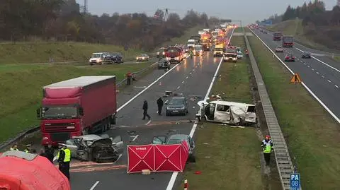 Zderzenie trzech aut i cieżarówki na A4. Jedna osoba nie żyje, ranni