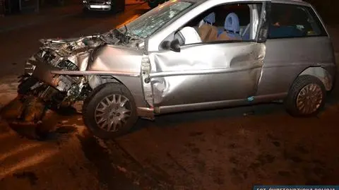 Jechał pijany, rozbił się na drzewie. "To tylko 10 kilometrów"