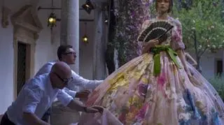Domenico Dolce i Stefano Gabbana przygotowują modelkę do swojego pierwszego pokazu haute couture