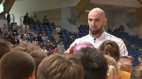 Gortat chce "wyciągnąć dzieciaki sprzed komputerów"