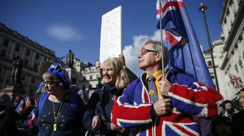 Brytyjczycy żądają przeprowadzenia referendum w sprawie uzgodnionej przez Johnsona umowy z UE dotyczącej brexitu. Nagranie z 19 października  