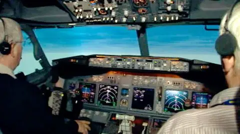 Zobacz jak samolot wlatuje w chmurę pyłu