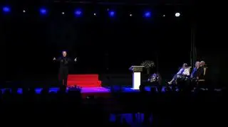 Emilian Kamiński śpiewa podczas urodzin Lecha Wałęsy