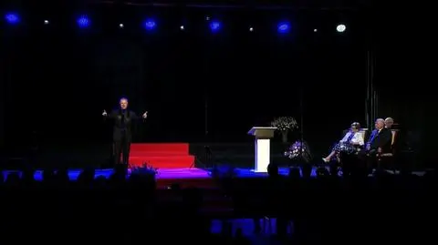 Emilian Kamiński śpiewa podczas urodzin Lecha Wałęsy