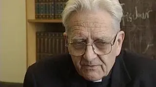 "Dookoła świata" to zbiór reportaży, które ukazywały się w "Tygodniku Powszechnym"