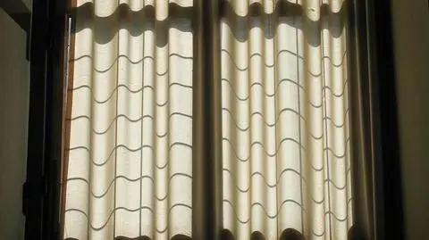 Dziecko wypadło z okna (zdjęcie ilustracyjne)