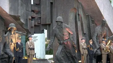 W przeddzień 69. rocznicy wybuchu powstania warszawskiego odbyły się uroczystości na pl. Krasińskich w Warszawie