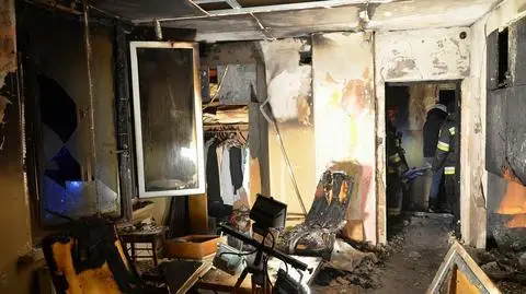 Przed płomieniami chował się na balkonie. Zmarł w szpitalu