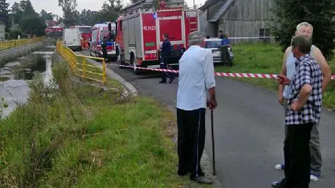 Dziewczynki zmarły porażone prądem.
Sekcja wykluczyła inne przyczyny śmierci