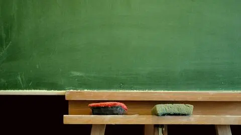 Nauczyciele bez pensji w szkole w Porębie