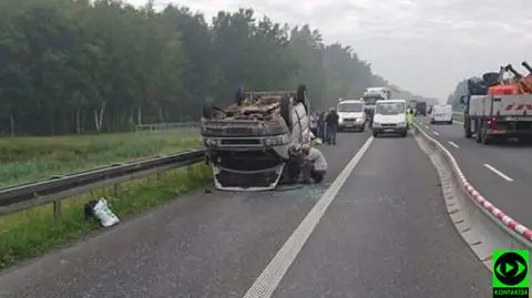 Opolszczyzna: dachowanie busa na A4. Droga zablokowana