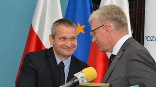 Jędrzej Solarski odbiera nominację z rąk prezydenta Jaśkowiaka