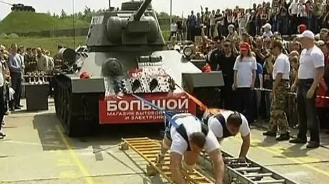 Z czołgiem na ramieniu