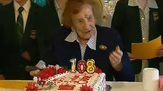 Olive Riley, najstarsza blogerka świata kończy 108 lat. Z tej okazji w domu opieki w którym mieszka "cyberbabcia" odbyła się huczna impreza urodzinowa. (APTN)