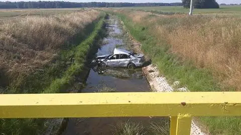 Samochód wpadł do kanału. Nie żyją dwie osoby