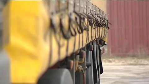 Cofał tirem na ruchliwej drodze. Bez prawa jazdy, ale za to z promilami