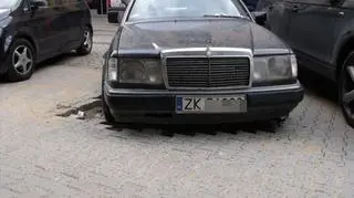 Kostka brukowa została położona wokół pojazdu