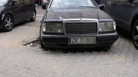 Bruk nie sięgnął mercedesa. Kostkę ułożyli wokół auta