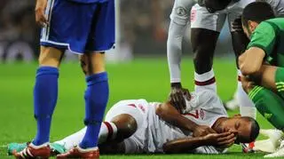 Theo Walcott z trudem łapał oddech po starciu z bramkarzem