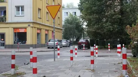 Słupki „jak naloty dywanowe”. Piesi musza chodzić slalomem