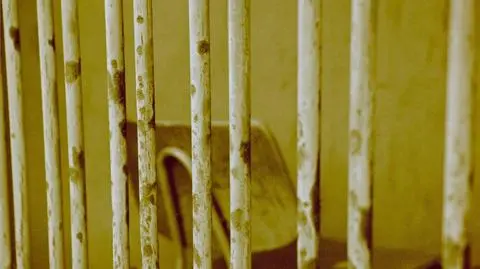 Prokuratura: Przez 6 lat zastraszał, bił i gwałcił swoją pasierbicę
