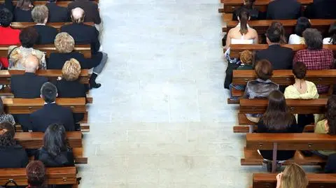 Sondaż: Polacy przeciwni politykowaniu księży, podzieleni ws. aborcji
