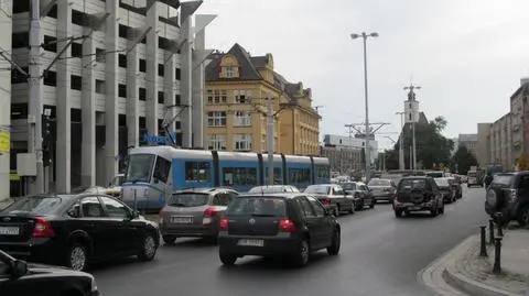 Plac Dominikański stoi. 
Korek w centrum Wrocławia