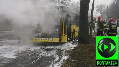 Spłonął autobus. Dym zauważyli policjanci