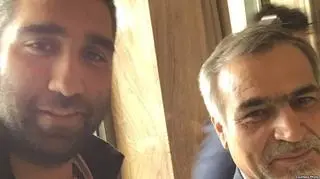Motaqi (z lewej) na zdjęciu z Hosejnem Ferejdunem, bratem i doradcą prezydenta Rowhaniego. Na nagraniu negocjacje w Lozannie