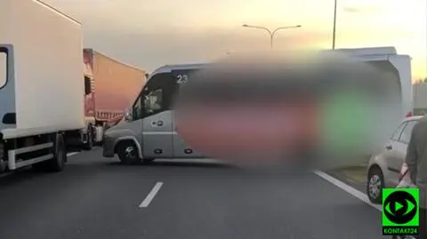 Bus zawrócił na autostradzie blokując korytarz życia