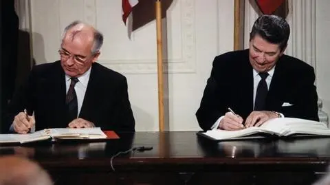 Układ podpisali w 1987 r. Gorbaczow i Reagan