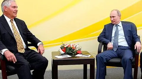 Bloomberg: Tillerson musi odpowiedzieć na pytania o związki z Putinem