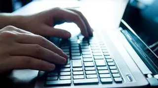 Mężczyzna miał nawiązywać kontakt z dziećmi przez internet