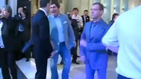 "Kocie" ruchy Miedwiediewa w rytm przeboju lat 90-tych