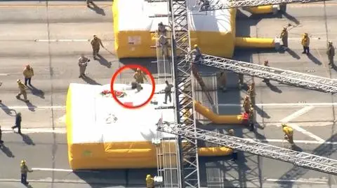 Los Angeles: skok ze znaku, salto i miękkie lądowanie wśród policjantów