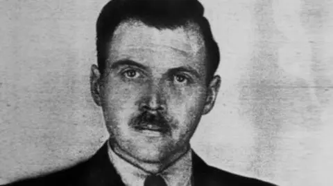 Mengele dokonywał zbrodniczych eksperymentów w niemieckim obozie zagłady Auschwitz