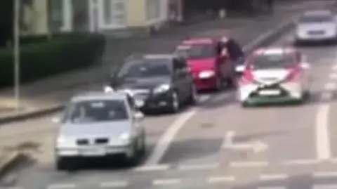 Olsztyn. Zdenerwował się na kierowcę. "Uderzył go w twarz, szarpał za drzwi"