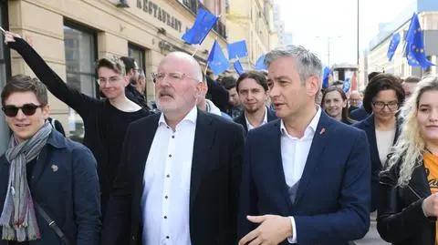 Timmermans przyjechał w niedzielę do Warszawy