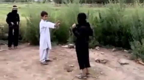 Dzieci z pogranicza Pakistanu i Afganistanu bawią się w samobójców