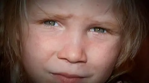 Tajemnica jasnowłosej dziewczynki