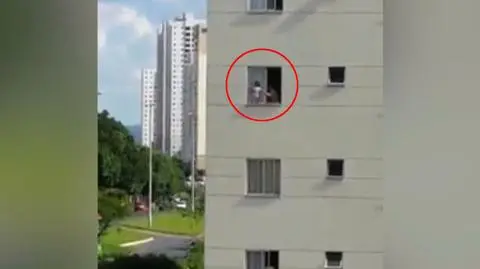 Dziecko spacerujące po parapecie