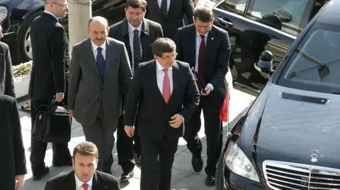 Premier Turcji podał się do dymisji. Opozycja wyklucza koalicję