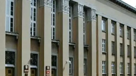 Przez okno na wolność. Policjanci za nim
