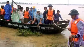 Co najmniej 24 osoby zginęły, a około 25 tys. trzeba było ewakuować.(APTN)