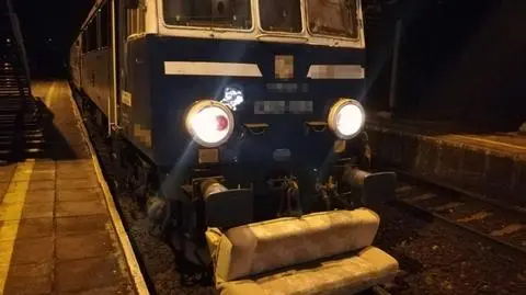 Pijani zrzucili wersalkę pod koła lokomotywy